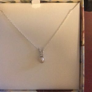 Pearl necklace with silver chain